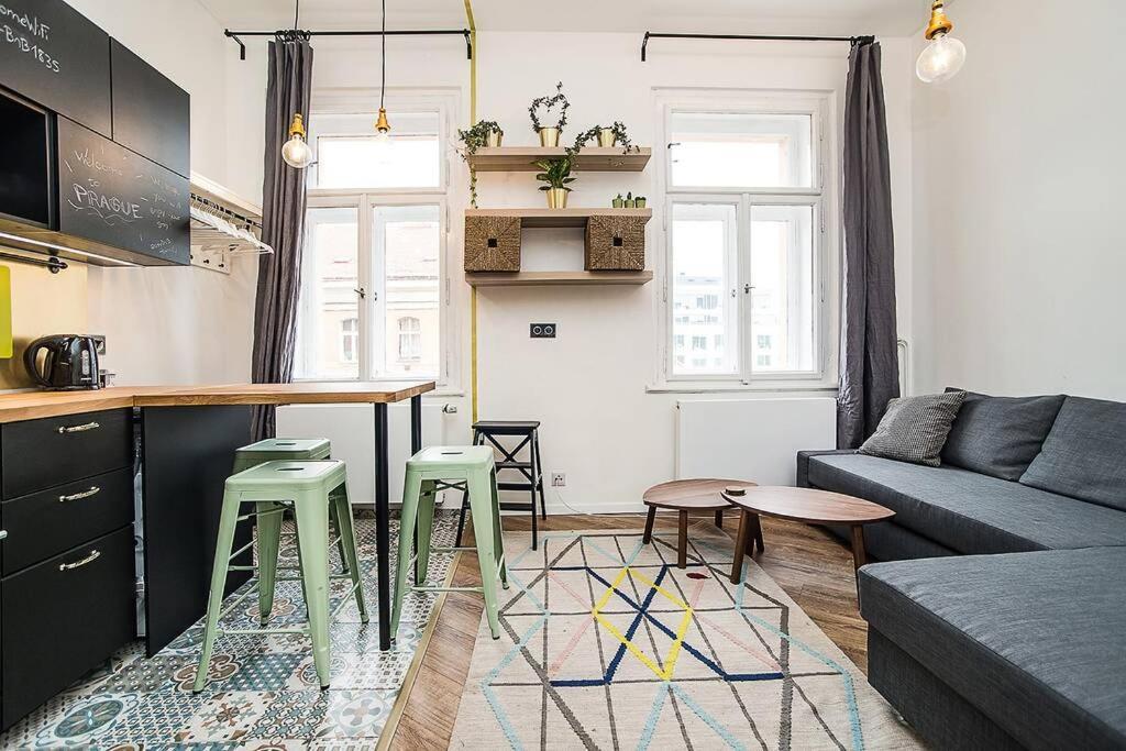 Designer By Beautiful Park & Church Apartment *
