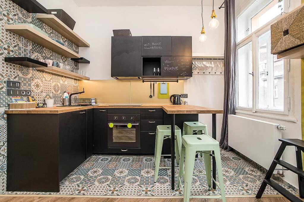 Designer By Beautiful Park & Church Apartment