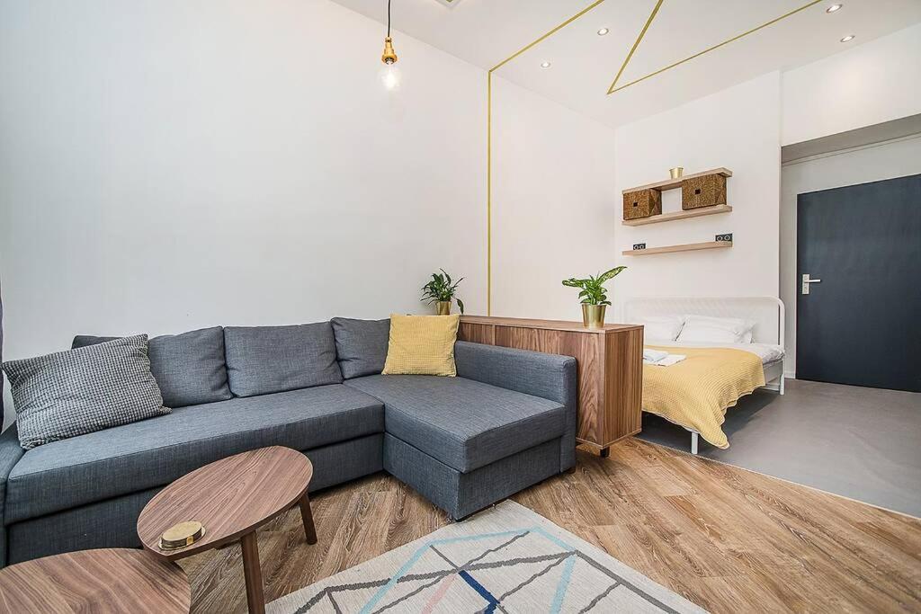 Designer By Beautiful Park & Church Praag
